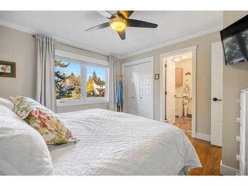 732 Lake Bonavista Drive Se, Calgary, AB - Indoor Photo Showing Bedroom