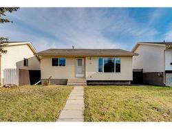 172 Castledale Way NE Calgary, AB T3J 2A2