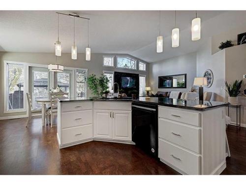 627 2 Avenue South, Vulcan, AB - Indoor Photo Showing Kitchen With Upgraded Kitchen