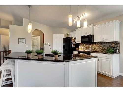 627 2 Avenue South, Vulcan, AB - Indoor Photo Showing Kitchen With Upgraded Kitchen