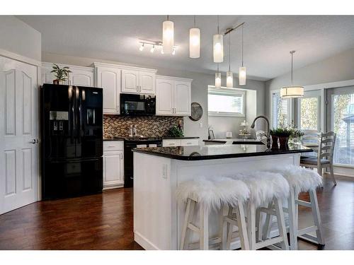 627 2 Avenue South, Vulcan, AB - Indoor Photo Showing Kitchen With Upgraded Kitchen