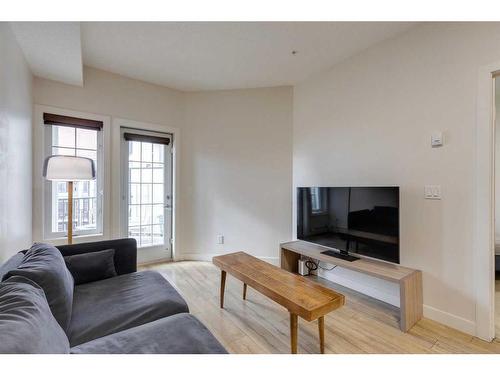 333-20 Royal Oak Plaza Nw, Calgary, AB - Indoor Photo Showing Living Room