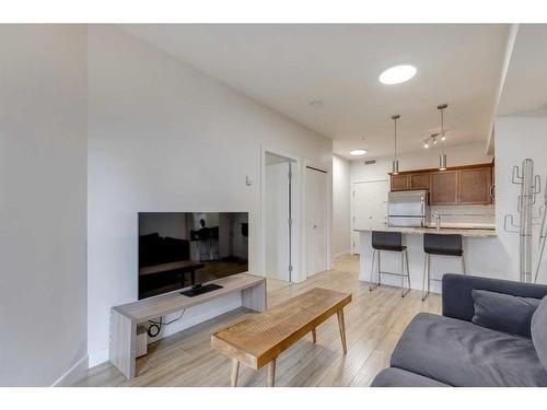 333-20 Royal Oak Plaza Nw, Calgary, AB - Indoor Photo Showing Living Room