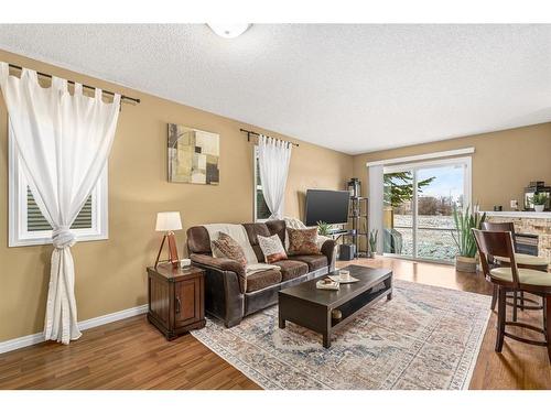 208 Stonemere Place, Chestermere, AB - Indoor Photo Showing Living Room