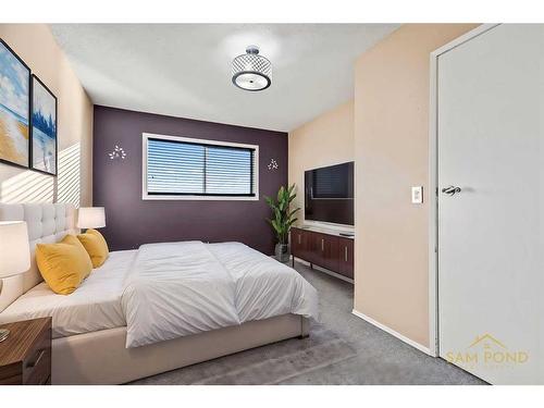 35-12 Templewood Drive Ne, Calgary, AB - Indoor Photo Showing Bedroom