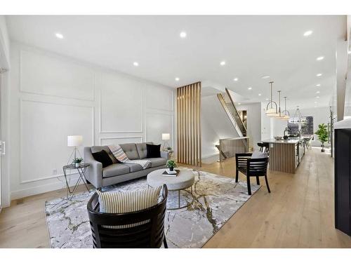 2112 Broadview Road Nw, Calgary, AB - Indoor Photo Showing Living Room