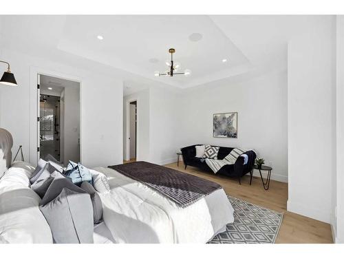 2112 Broadview Road Nw, Calgary, AB - Indoor Photo Showing Bedroom