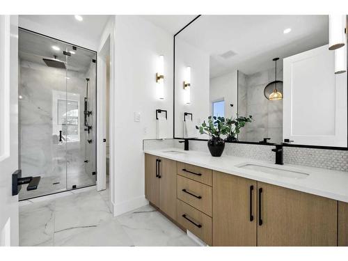 2112 Broadview Road Nw, Calgary, AB - Indoor Photo Showing Bathroom