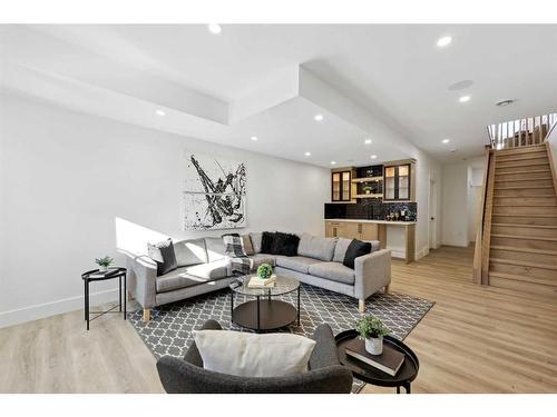 2112 Broadview Road Nw, Calgary, AB - Indoor Photo Showing Living Room