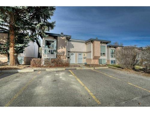 138 Oaktree Lane Sw, Calgary, AB - Outdoor