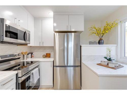 2015 46 Avenue Sw, Calgary, AB - Indoor Photo Showing Kitchen With Stainless Steel Kitchen