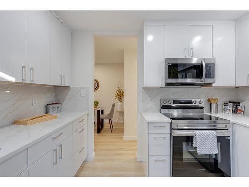 2015 46 Avenue Sw, Calgary, AB - Indoor Photo Showing Kitchen