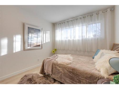 2015 46 Avenue Sw, Calgary, AB - Indoor Photo Showing Bedroom