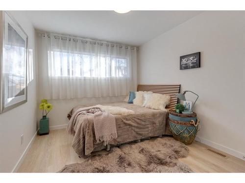 2015 46 Avenue Sw, Calgary, AB - Indoor Photo Showing Bedroom