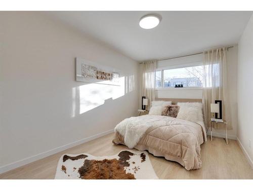 2015 46 Avenue Sw, Calgary, AB - Indoor Photo Showing Bedroom