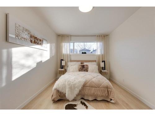 2015 46 Avenue Sw, Calgary, AB - Indoor Photo Showing Bedroom