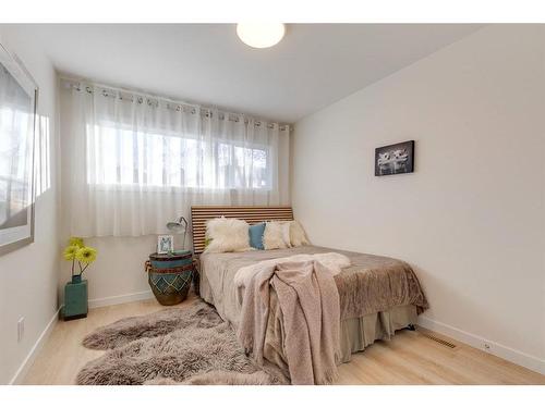 2015 46 Avenue Sw, Calgary, AB - Indoor Photo Showing Bedroom