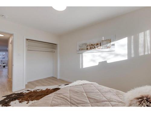 2015 46 Avenue Sw, Calgary, AB - Indoor Photo Showing Bedroom