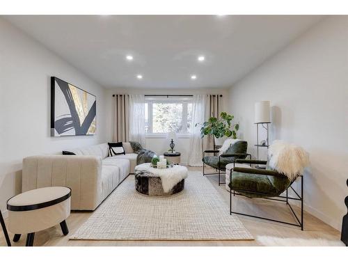 2015 46 Avenue Sw, Calgary, AB - Indoor Photo Showing Living Room