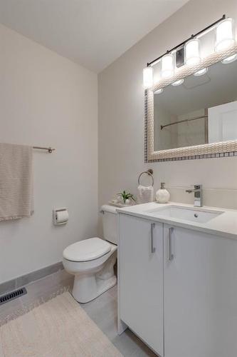 2015 46 Avenue Sw, Calgary, AB - Indoor Photo Showing Bathroom