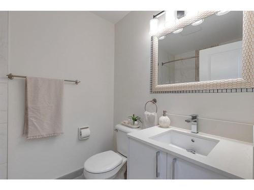 2015 46 Avenue Sw, Calgary, AB - Indoor Photo Showing Bathroom