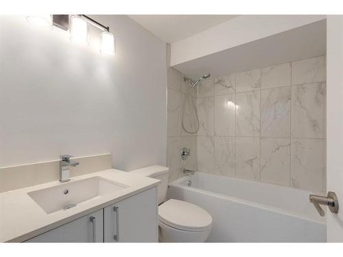 2015 46 Avenue Sw, Calgary, AB - Indoor Photo Showing Bathroom