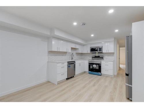 2015 46 Avenue Sw, Calgary, AB - Indoor Photo Showing Kitchen