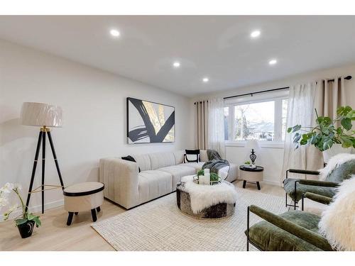 2015 46 Avenue Sw, Calgary, AB - Indoor Photo Showing Living Room