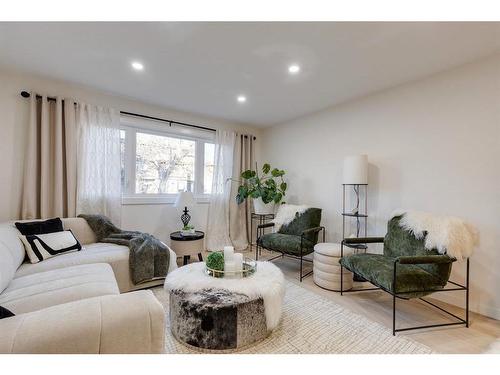 2015 46 Avenue Sw, Calgary, AB - Indoor Photo Showing Living Room