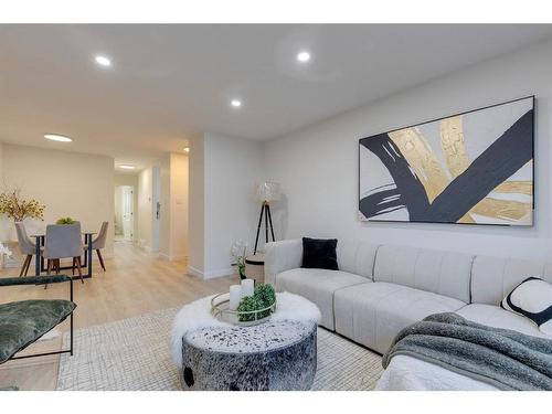 2015 46 Avenue Sw, Calgary, AB - Indoor Photo Showing Living Room