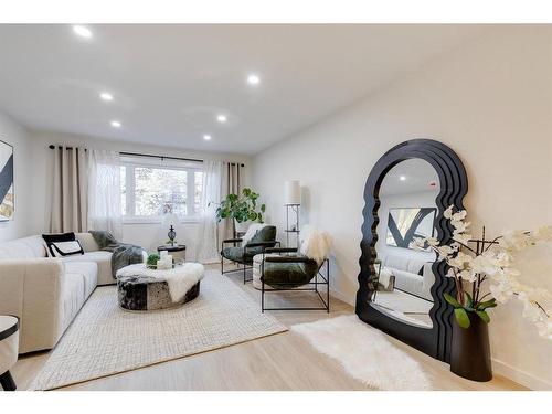 2015 46 Avenue Sw, Calgary, AB - Indoor Photo Showing Living Room