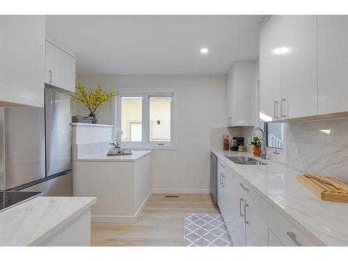 2015 46 Avenue Sw, Calgary, AB - Indoor Photo Showing Kitchen