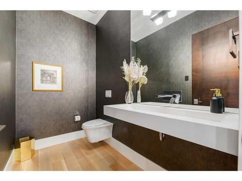 708 Madison Avenue Sw, Calgary, AB - Indoor Photo Showing Bathroom