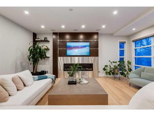 708 Madison Avenue Sw, Calgary, AB - Indoor Photo Showing Living Room