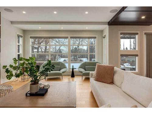 708 Madison Avenue Sw, Calgary, AB - Indoor Photo Showing Living Room