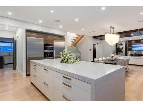 708 Madison Avenue Sw, Calgary, AB - Indoor Photo Showing Kitchen With Upgraded Kitchen