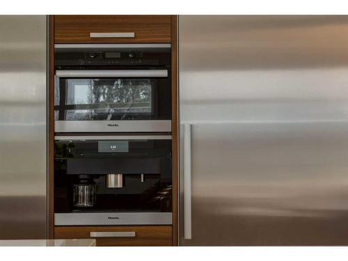 708 Madison Avenue Sw, Calgary, AB - Indoor Photo Showing Kitchen