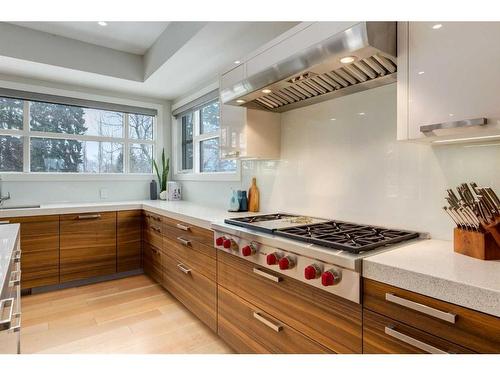 708 Madison Avenue Sw, Calgary, AB - Indoor Photo Showing Kitchen