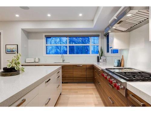 708 Madison Avenue Sw, Calgary, AB - Indoor Photo Showing Kitchen