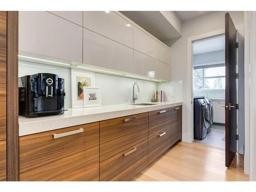 708 Madison Avenue Sw, Calgary, AB - Indoor Photo Showing Kitchen