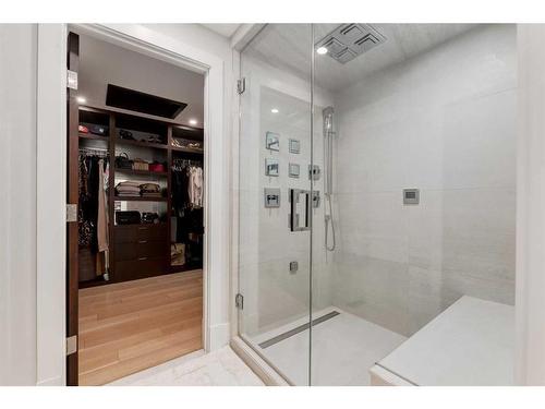 708 Madison Avenue Sw, Calgary, AB - Indoor Photo Showing Bathroom