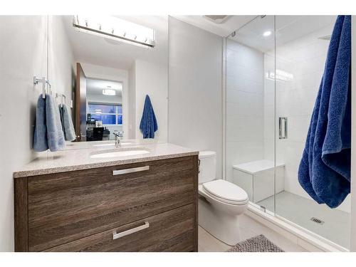 708 Madison Avenue Sw, Calgary, AB - Indoor Photo Showing Bathroom