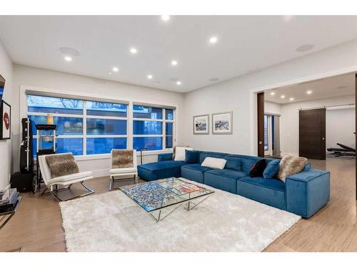 708 Madison Avenue Sw, Calgary, AB - Indoor Photo Showing Living Room