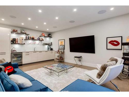 708 Madison Avenue Sw, Calgary, AB - Indoor Photo Showing Living Room