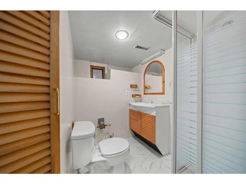 1914 8 Avenue Se, Calgary, AB - Indoor Photo Showing Bathroom