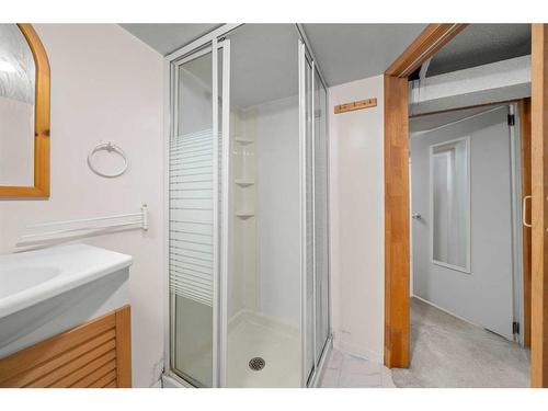 1914 8 Avenue Se, Calgary, AB - Indoor Photo Showing Bathroom