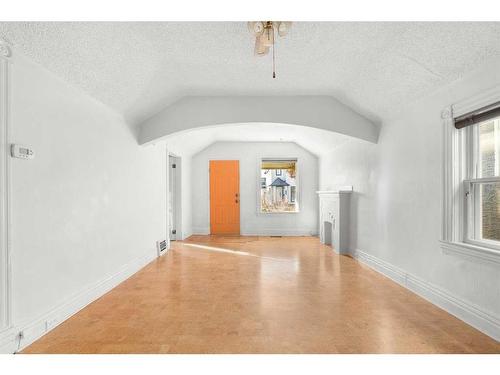 1914 8 Avenue Se, Calgary, AB - Indoor Photo Showing Other Room