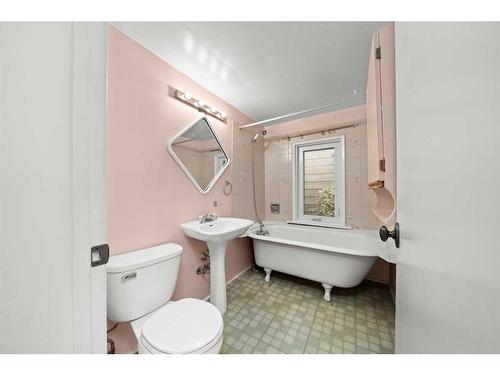 1914 8 Avenue Se, Calgary, AB - Indoor Photo Showing Bathroom