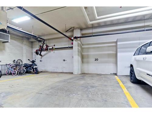 110-1117 1 Street Sw, Calgary, AB - Indoor Photo Showing Garage