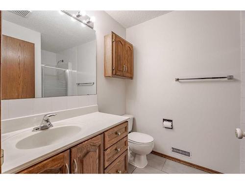 43 Edgewood Place Nw, Calgary, AB - Indoor Photo Showing Bathroom